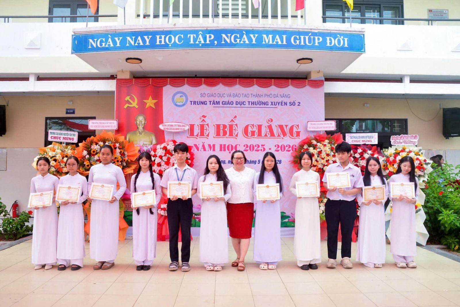 TỪ NỖI BUỒN TRƯỢT LỚP 10 ĐẾN DANH HIỆU HỌC SINH XUẤT SẮC -  3 HỌC KỲ LIÊN TIẾP NHẬN HỌC BỔNG