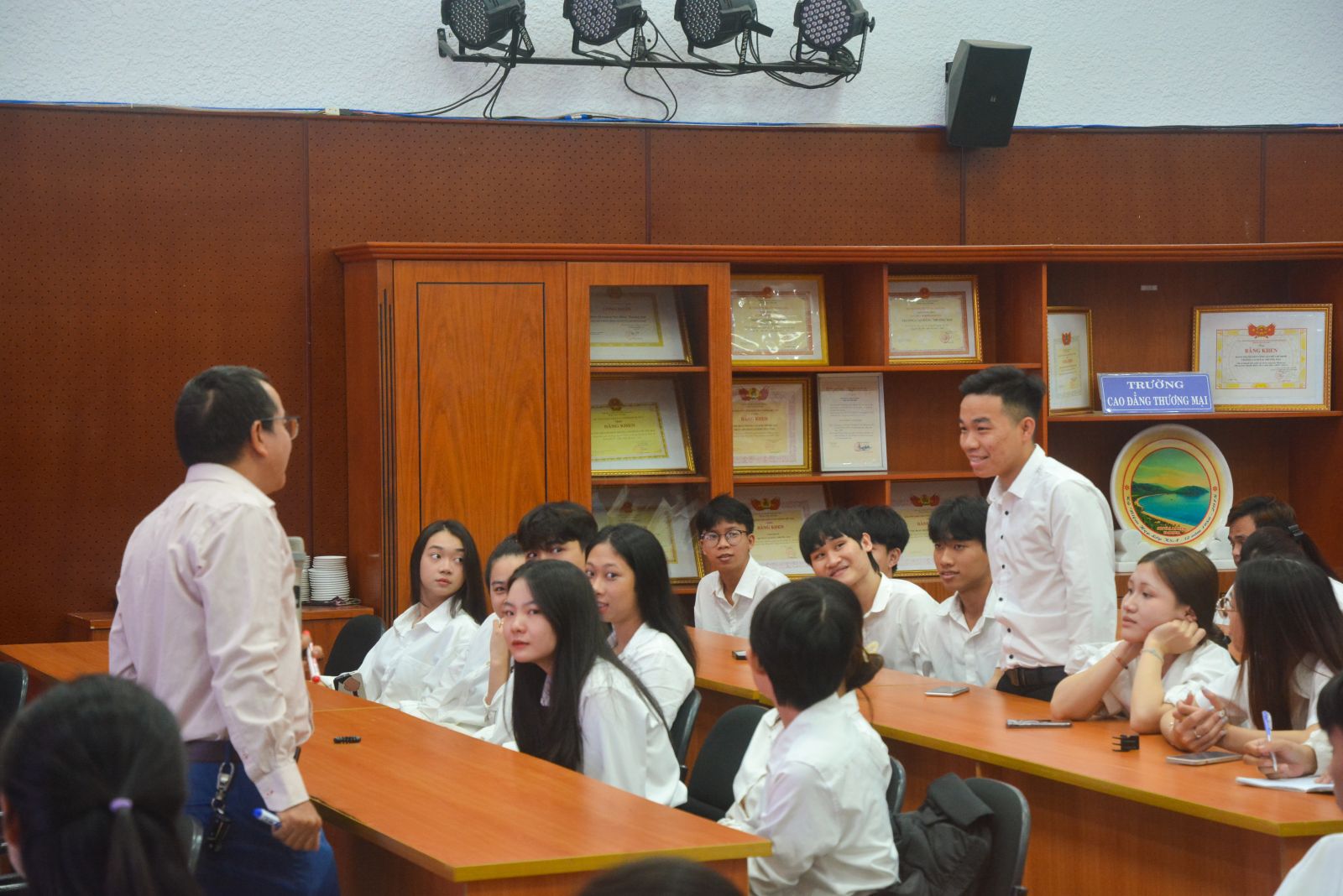 GIAO LƯU DOANH NGHIỆP – TRUYỀN CẢM HỨNG NGHỀ NGHIỆP CHO SINH VIÊN QTKD & KDTM