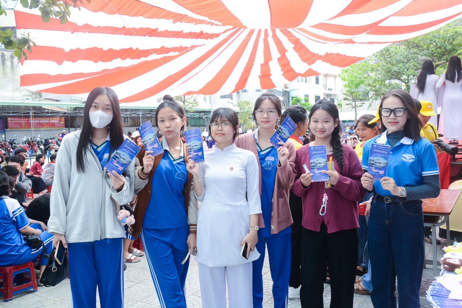 CHỦ NHẬT CỰC CHÁY VỚI HÀNG NGÀN GEN Z TRUNG TÂM GDTX SỐ 2 ĐÀ NẴNG TẠI NGÀY TƯ VẤN HƯỚNG NGHIỆP