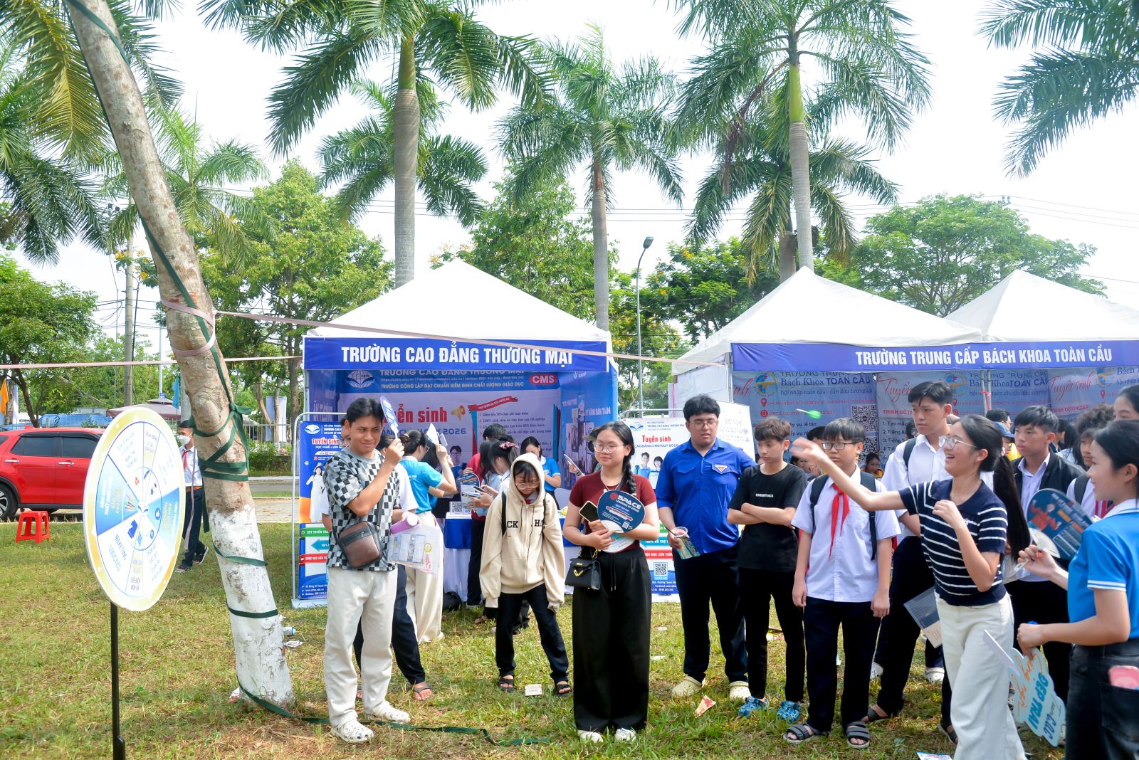 SÔI ĐỘNG TẠI GIAN HÀNG TƯ VẤN CỦA TRƯỜNG CAO ĐẲNG THƯƠNG MẠI