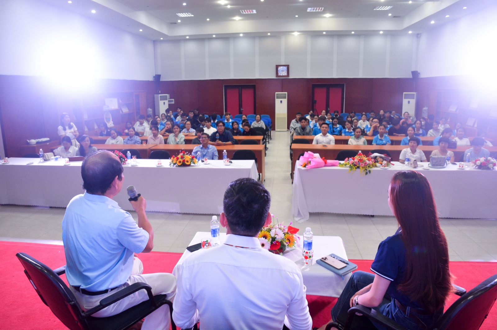 TỪ GIẢNG ĐƯỜNG ĐẾN DOANH NGHIỆP: SINH VIÊN XUẤT NHẬP KHẨU & LOGISTICS CÙNG CHUYÊN GIA GIẢI MÃ CƠ HỘI NGHỀ NGHIỆP