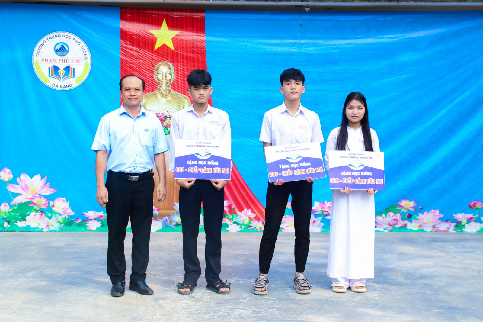 Trường Cao đẳng Thương mại trao tặng 10 học bổng “COC - CHẮP CÁNH ƯỚC MƠ” cho học sinh THPT Phạm Phú Thứ - Đà Nẵng và THPT Huỳnh Ngọc Huệ - Quảng Nam
