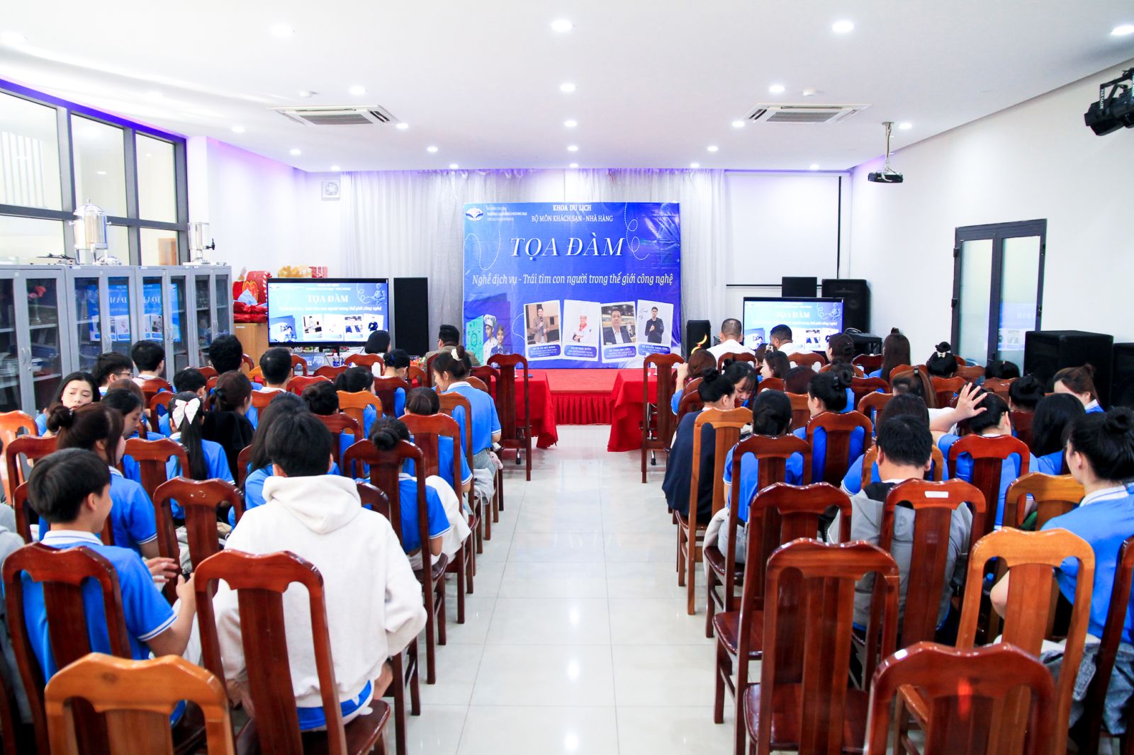 TỌA ĐÀM HƯỚNG NGHIỆP - CƠ HỘI VÀNG CHO SINH VIÊN NGÀNH DU LỊCH